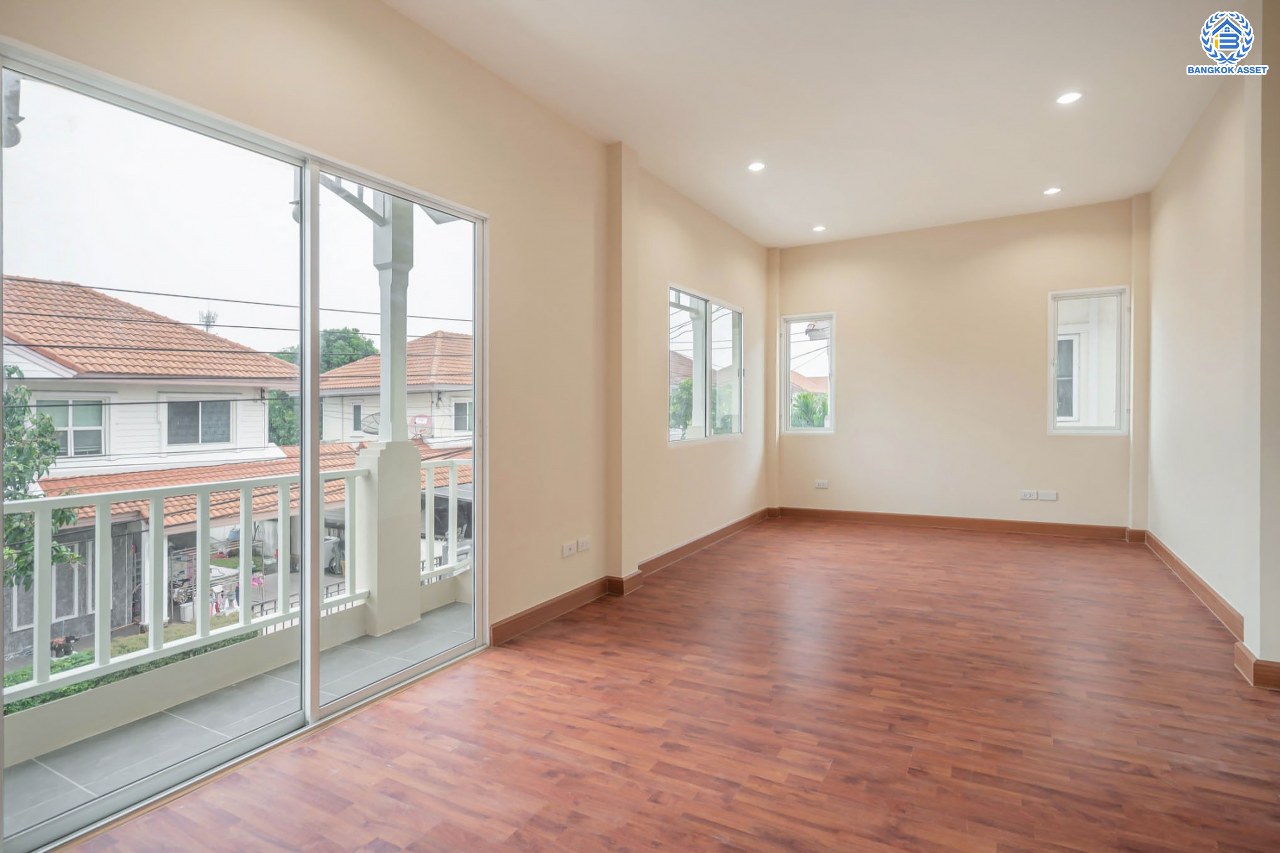 บ้านมือสองตกแต่งใหม่ โครงการ เพอร์เฟคพาร์ค วัดพระนอน จากแบรนด์ Property Perfect เนื้อที่ 35.8 ตร.ว. บ้านแฝดฟังก์ชันระดับบ้านเดี่ยว! 3 ห้องนอน 2 ห้องน้ำ 1 ที่จอดรถ พร้อม Facilities ครบครัน บนทำเลเชื่อมต่อถนนกาญจนาฯ ใกล้ทางด่วน ศรีรัช-วงแหวนฯ เซ็นทรัลเวสต์เกต และรถไฟฟ้าสายสีม่วง "สถานีตลาดบางใหญ่"